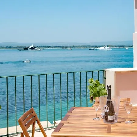 Maniace Apartment *